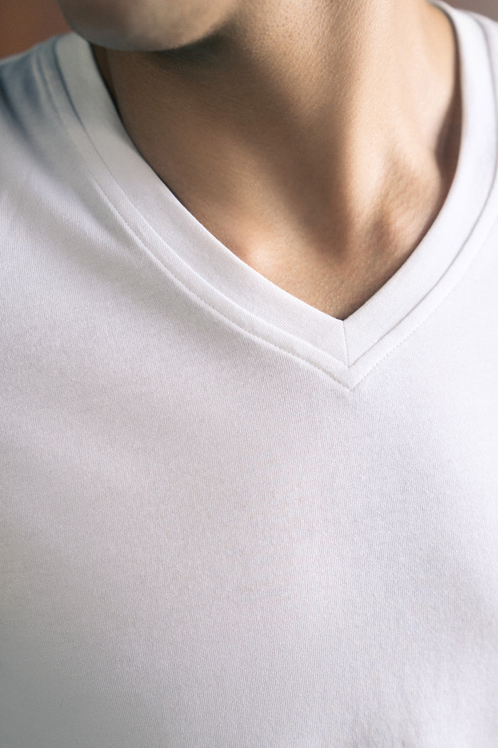 BASIC V-NECK TEE