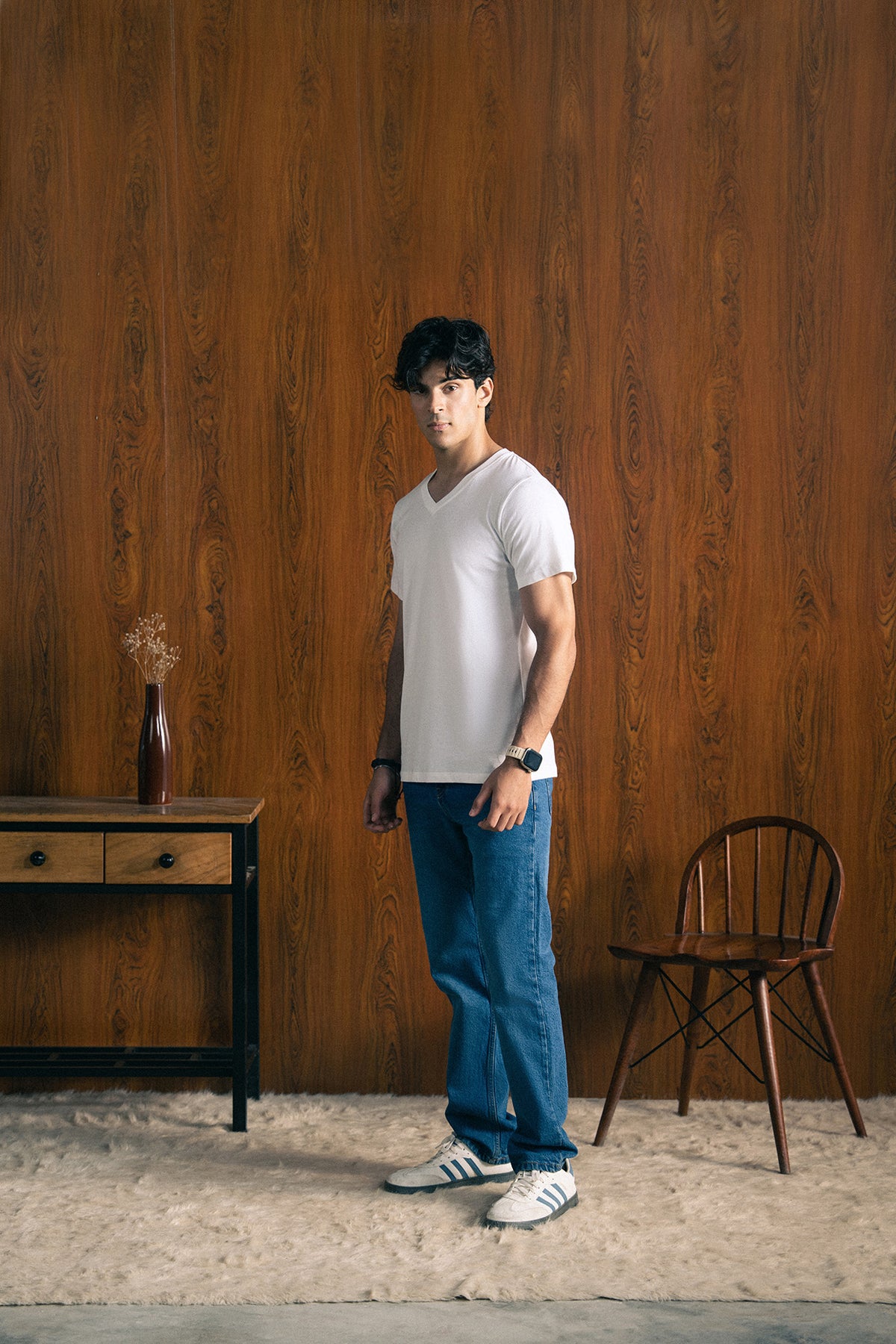 BASIC V-NECK TEE