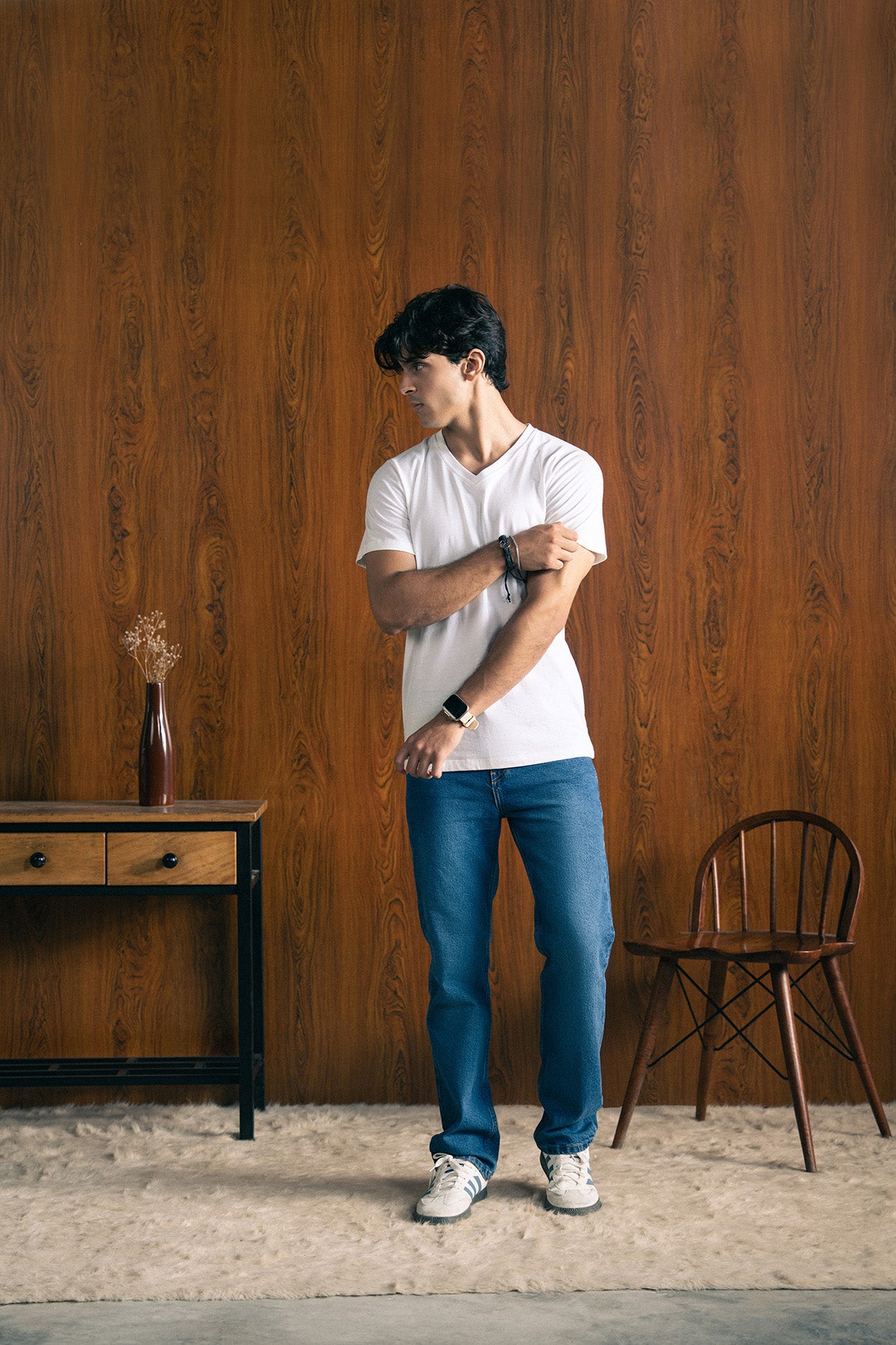 BASIC V-NECK TEE