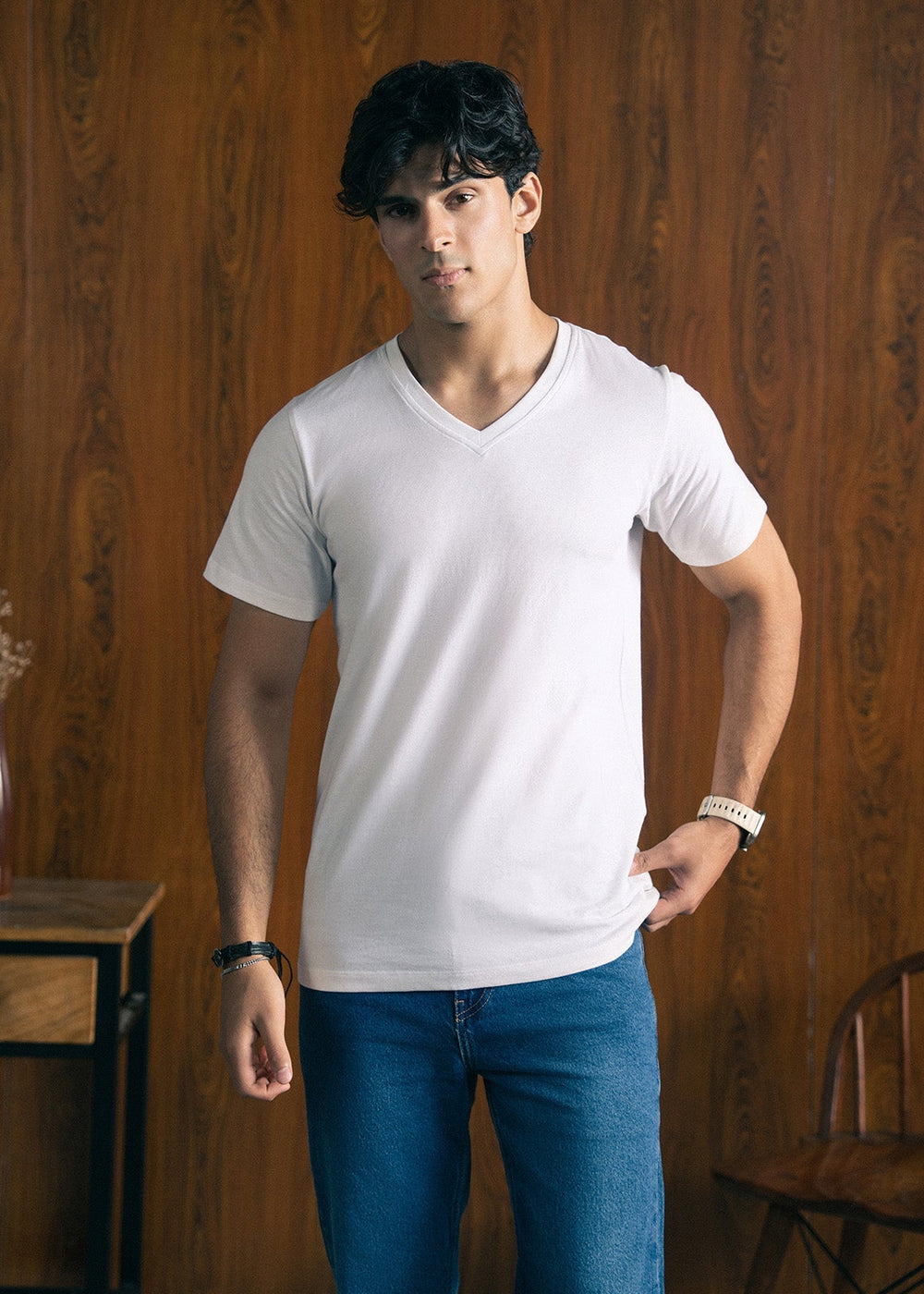 BASIC V-NECK TEE