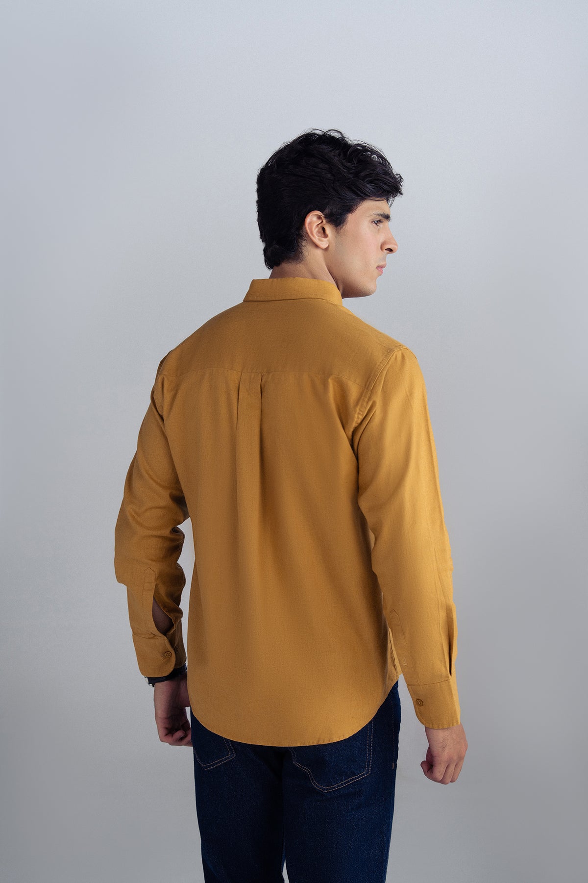 CLASSIC BUTTON-DOWN SHIRT