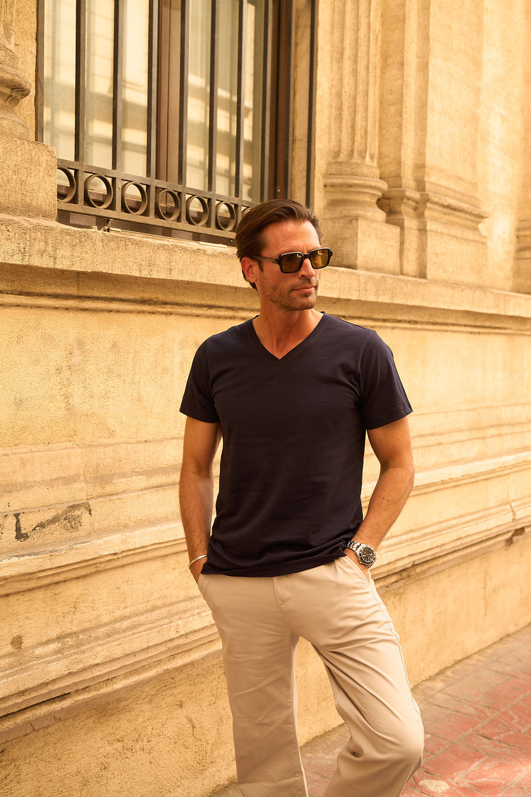 BASIC V-NECK TEE