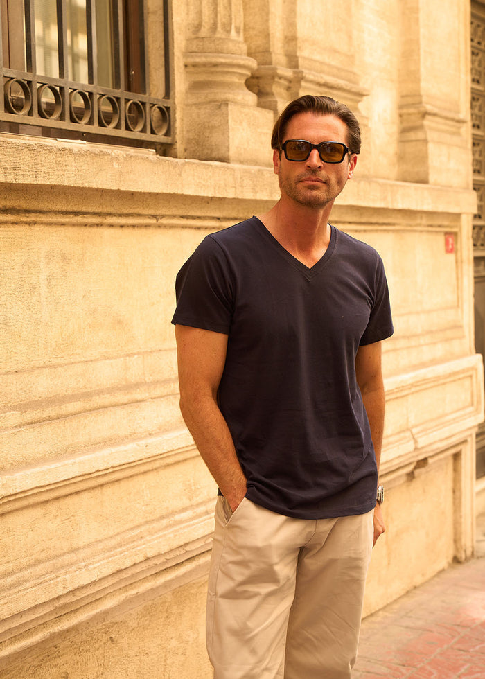 BASIC V-NECK TEE