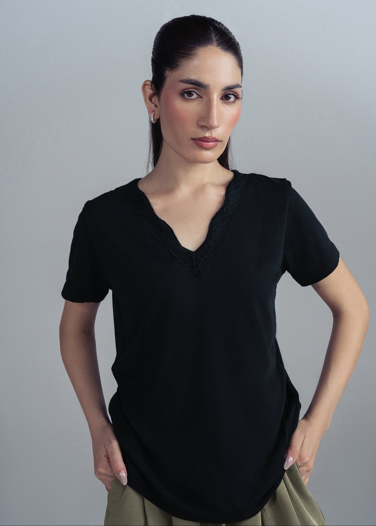 LACE V-NECK TEE