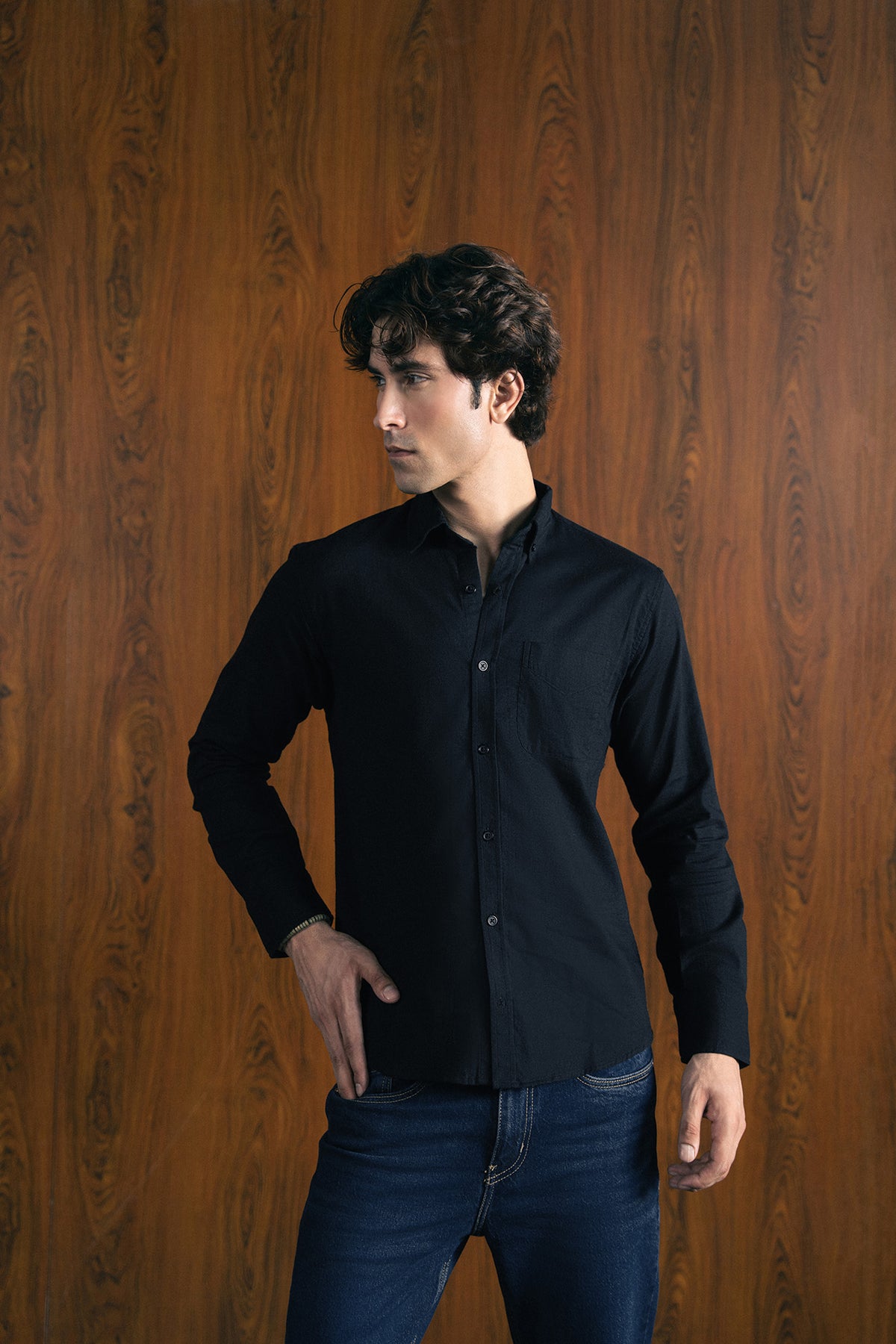 CLASSIC BUTTON-DOWN SHIRT